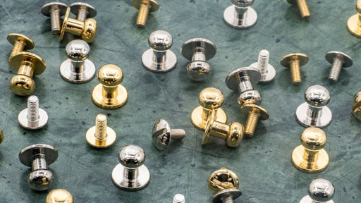 Collar button studs & belt screws, Geweerknopen en schroeven, Knopfnieten und Schrauben