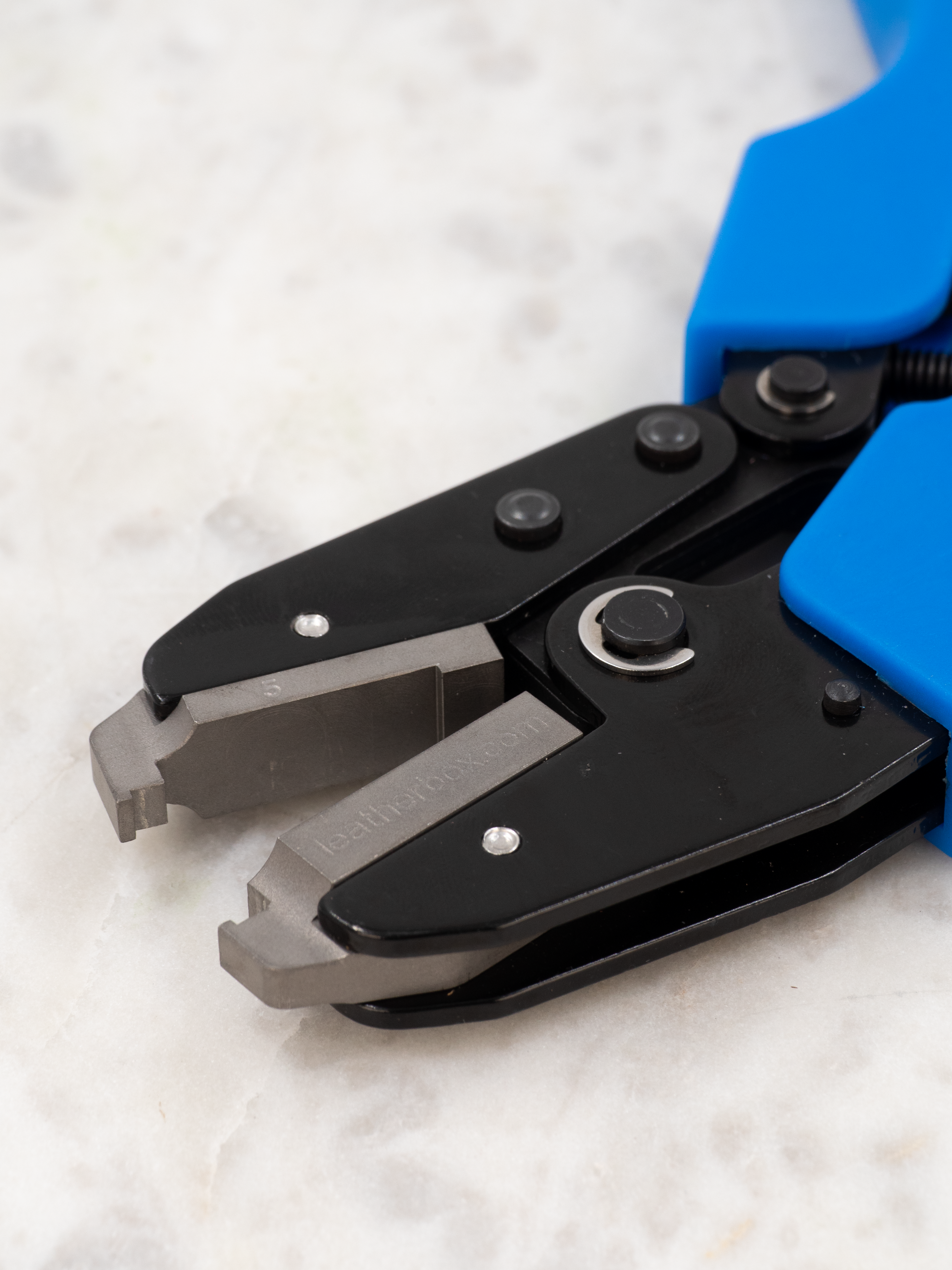 Zipper tool for making a zipper